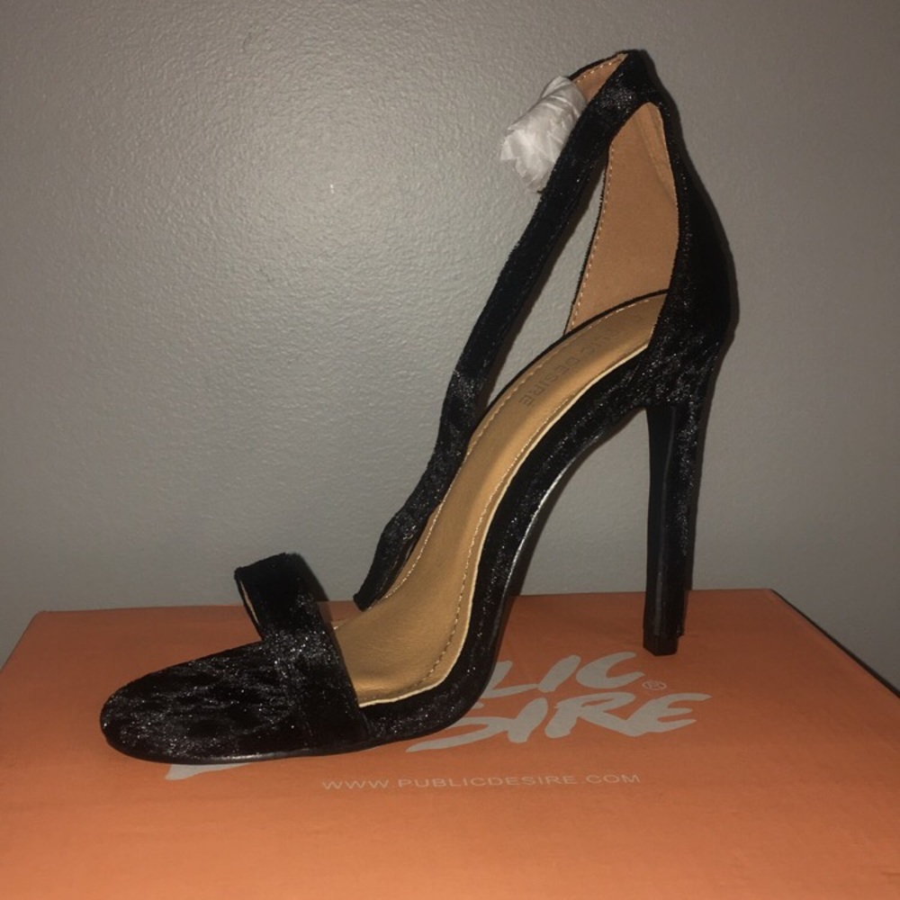 Public Desire woman’s size 5 black velvet heels